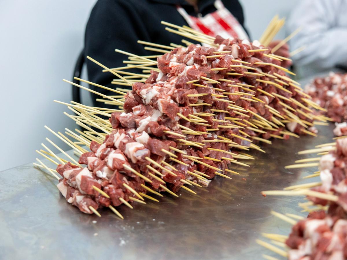 Prodotto tipico abruzzese: arrosticini abruzzesi e griglie professionali per la cottura